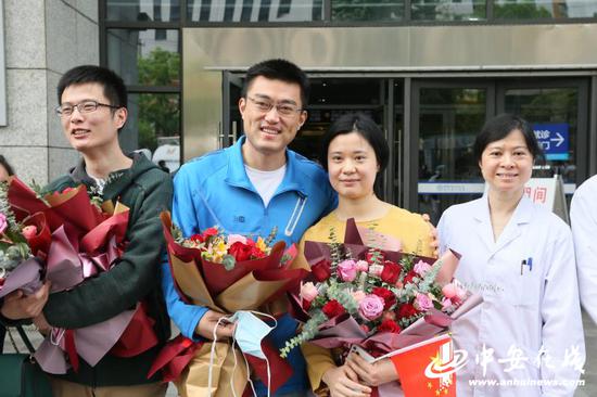 吴海波与家人团聚