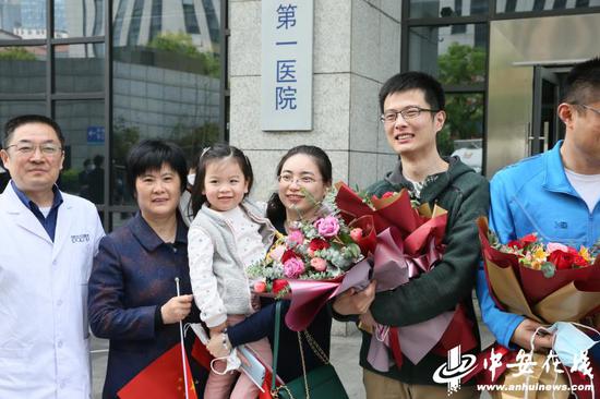 李恒的妻子和女儿来医院迎接
