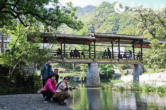 曾经闭塞的大山村，如今吸引众多游客到此旅居。周坤 摄