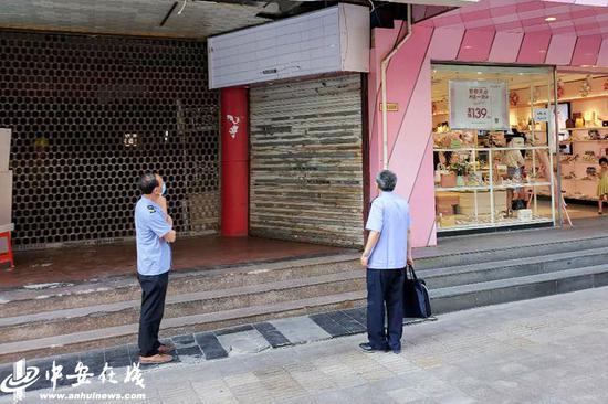 合肥淮河路步行街一家坤哥炸鸡店已被停业整顿,执法人员现场巡查