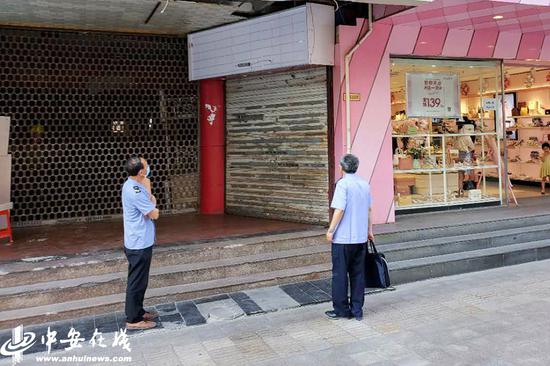 合肥淮河路步行街一家坤哥炸鸡店已被停业整顿，执法人员现场巡查