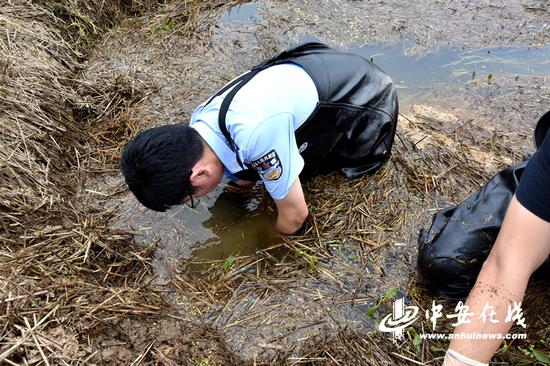 民警在现场勘察