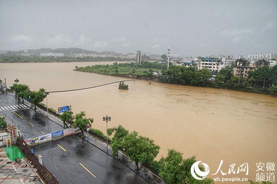  镇海桥因洪水坍塌。