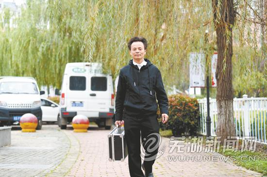 带着工具箱行走在路上