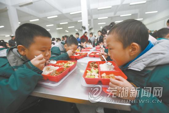 学生们狼吞虎咽地吃着午餐