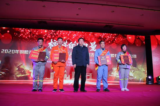 副市长王纲根为“铜陵好人”颁奖。蒋洁/摄