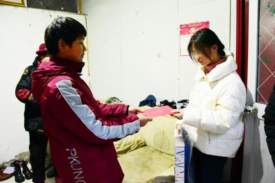 图 | 中环北大爱心大使杨毅为若若送上暖冬物资和慰问金
