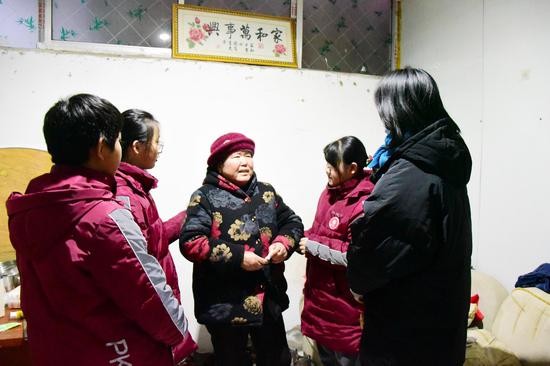 图 | 中环北大爱心大使们安慰若若奶奶
