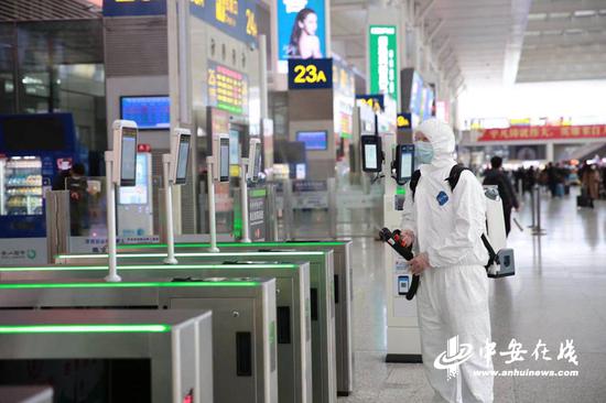 华铁旅服工作人员在上海虹桥站对候车大厅进行常规消毒。赵金爱 摄