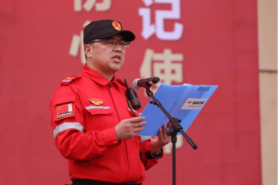  图为安徽省首届“最美退役军人”、“老兵应急救援队”队长王彬代表发言