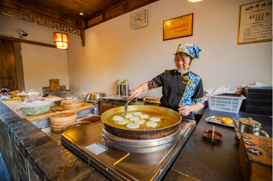 义安区永泉旅游度假区 美食制作 (图源:铜陵永泉旅游度假区)