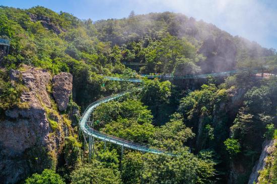 繁昌区马仁奇峰景区森林高空玻璃漂流 (图源:马仁奇峰景区)
