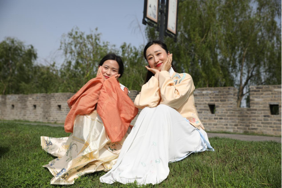 寿县古城墙汉服小姐姐 (图源:寿州人 公众号)