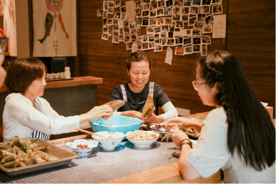 黟县晴园民宿端午节包粽子 （图源：晴园民宿）