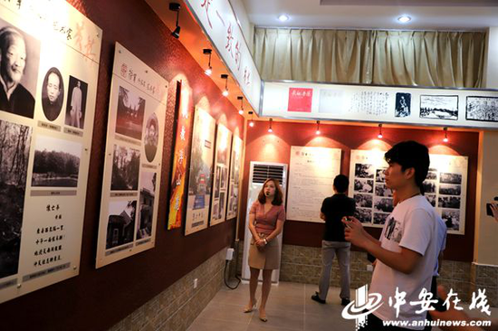 黄镇图书馆内，记者驻足黄镇朱霖图片展前，回顾这对革命伴侣的一生。