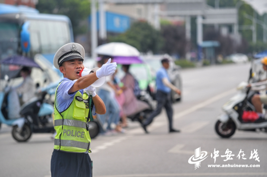 交警“喇叭哥” 