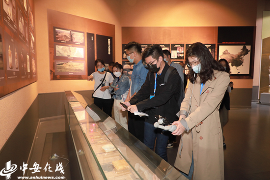 媒体记者参观凌家滩出土文物展品