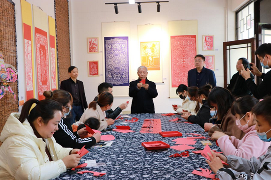 葛从云老师指导现场游客上“剪纸课”