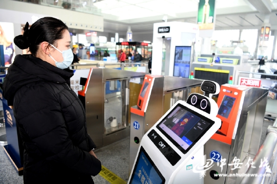1月18日，智能防疫测温机器人“大白”在合肥南站进站口为旅客测温