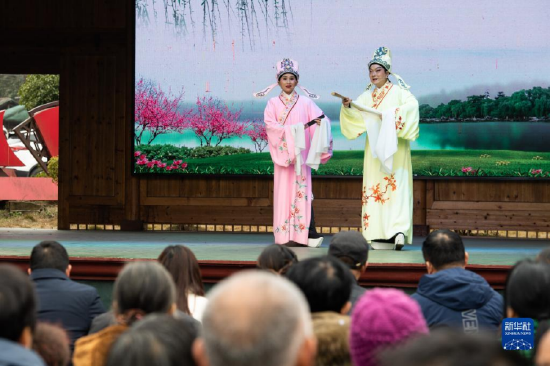  2月15日，在鼎城区黄土店镇云峰山村，杜美霜（左）和搭档给当地村民带来“戏曲进万村·元宵大联欢”惠民演出。（新华社记者 陈思汗 摄）