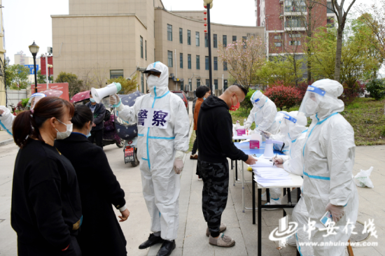 安徽省芜湖市繁昌区峨山镇金峨社区，疫情防控工作人员和志愿者正在维护核酸采样秩序