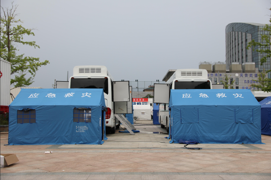  位于泗县文体中心广场外的应急帐篷。新华社记者曹力 摄