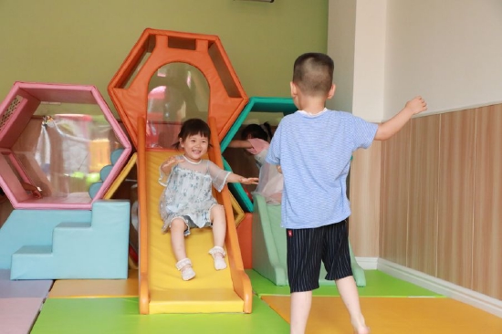 孩子们正在做游戏。