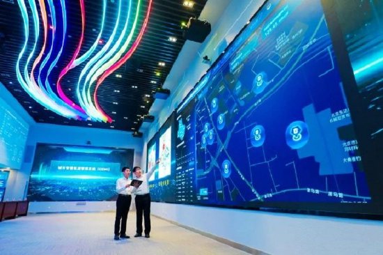 国网北京电力员工在新型电力系统创新中心讨论城市智慧能源管理系统(CIEMS)开发情况