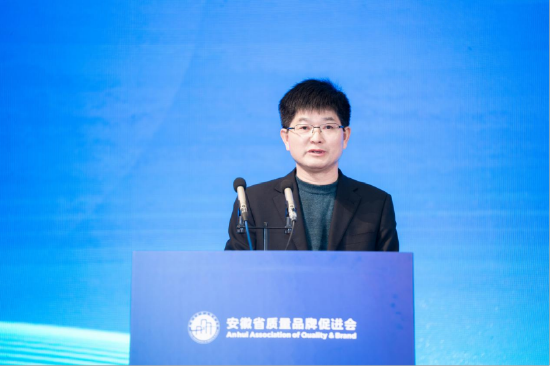 刘心德汇报第四届理事会工作报告中