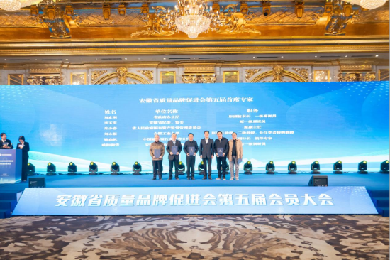 韩军为首席专家颁发证书