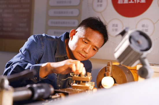 廖志斌在启金工作室研制创新工具。