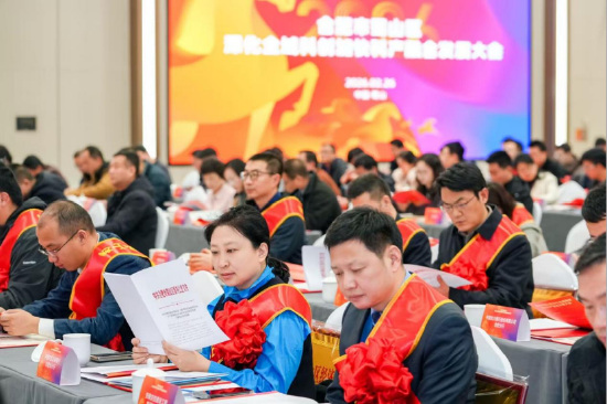 参会企业家仔细阅读会议文件