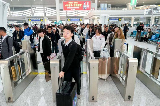 开通运营以来，合肥西站到发客流节节攀升。