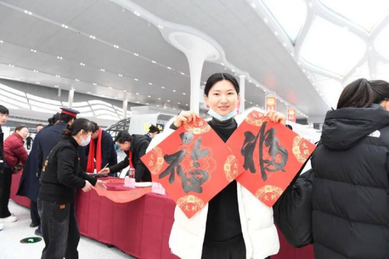 春运首日，合肥西站开展春运送福字、送春联活动。（郭如琦 摄）