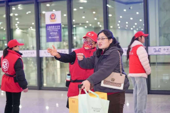 “合小西”志愿者为旅客提供贴心服务