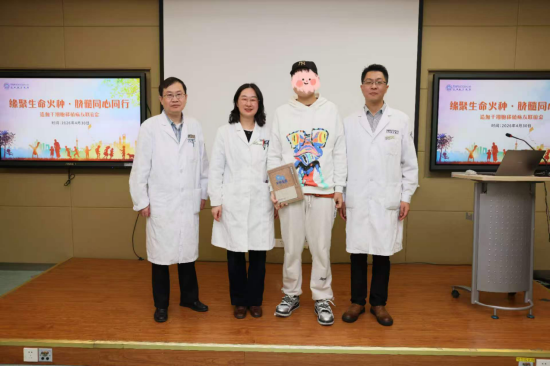医务人员为病友代表送上礼物和祝福