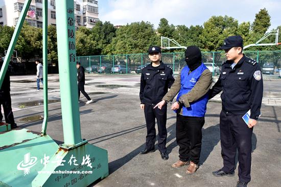 嫌疑人在指认盗窃现场