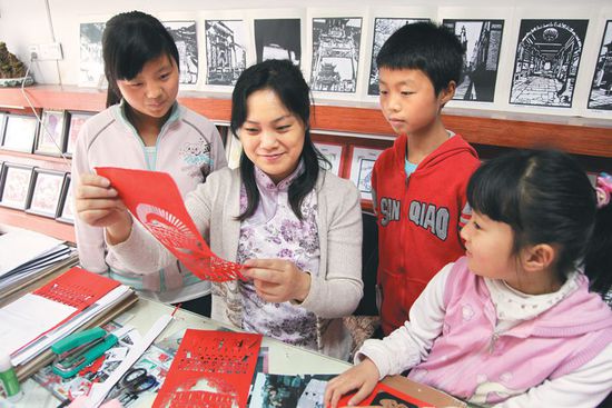 吴笑梅带着孩子们学习剪纸