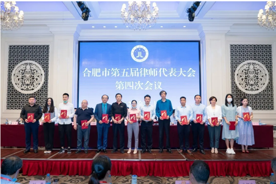 为“壮丽70年,奋斗新时代”书画摄影展中获奖的律师进行颁奖