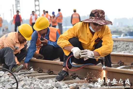 中国铁路上海局集团阜阳工务段的职工在分割钢轨