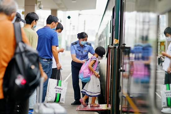 杭州客运段K529次列车乘务员做好车门口旅客乘降组织工作。 周围 摄