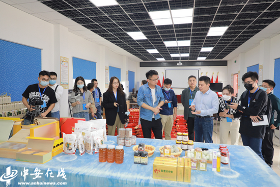 太湖村丰富的农产品吸引了媒体记者