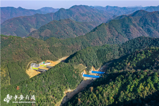 航拍安徽路桥集团芜黄高速路面02标段月亮湾隧道