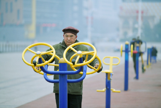 市民在淮河文化广场锻炼