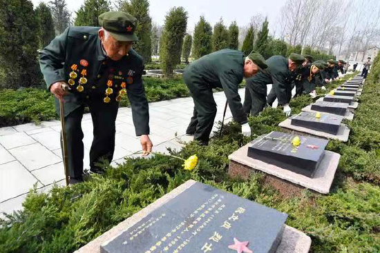  清明时节，皖北烈士陵园里，抗美援朝老兵探望牺牲的战友。