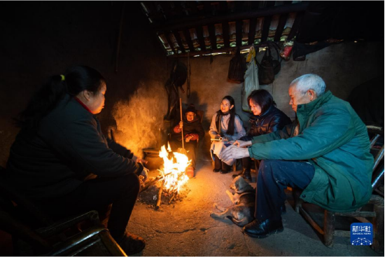  2月16日，在鼎城区草坪镇枫林口村，杜美霜（右三）入户与当地村民交流。（新华社记者 陈思汗 摄）