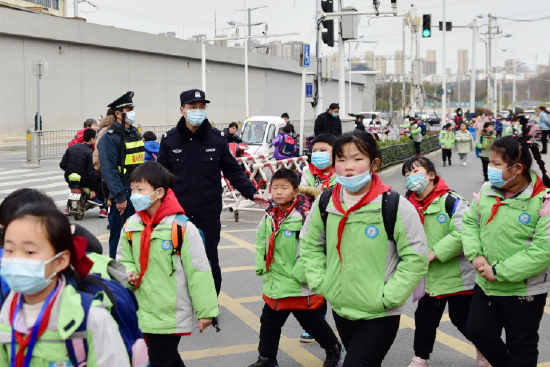 民警朱明祥到合肥市十里庙小学,协助学校保安维护秩序