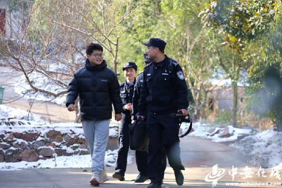 户籍民警赶赴行动不便的群众家