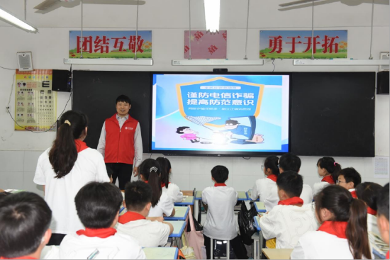 (志愿者们开展防诈知识课堂宣传)