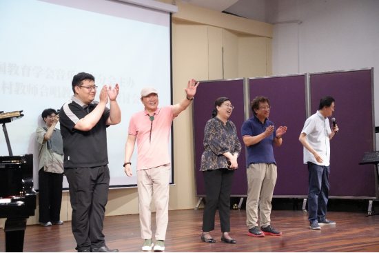 左起:中国教育学会音乐教育分会张宏伟副秘书长;教育部艺术教育委员会委员陈家海教授;中国教育学会音乐教育分会理事长蔡梦教授;光明日报汪拓主任;中国高校合唱委员会王超常务秘书长与在场老师们交流